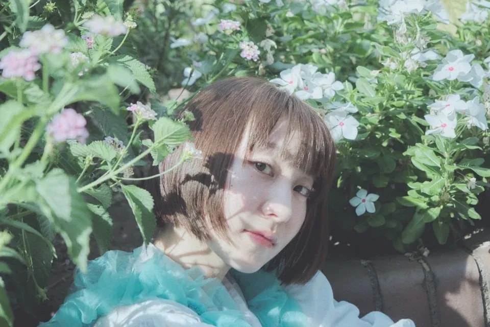 Caho Releases Music Video for 'Dad is a Hero, Mom is a Spirit, I'm a Reincarnator' Anime Opening Theme